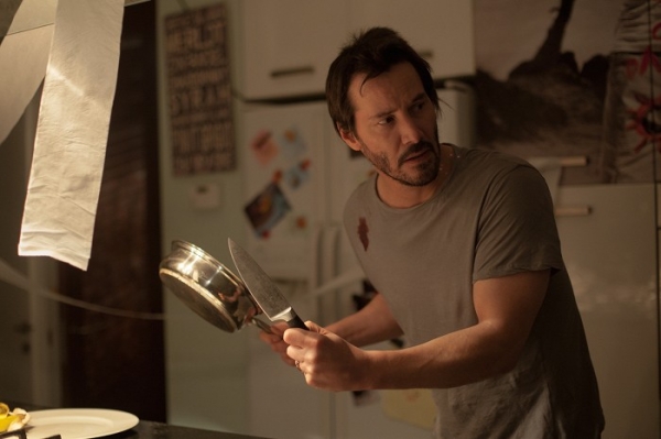 Keanu Reeves hatalmas hibát követ el a Knock Knock előzetesében
