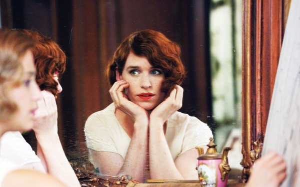 Eddie Redmayne transzneműként hajt az Oscarra A dán lány előzetesében