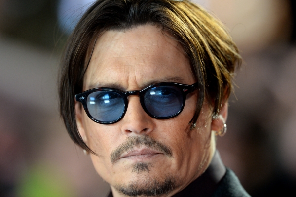 Johnny Depp ufók, dinoszauruszok és kalózok közt próbál hazajutni új filmjében Johnny Depp ufók, dinoszauruszok és kalózok közt próbál hazajutni új filmjében
