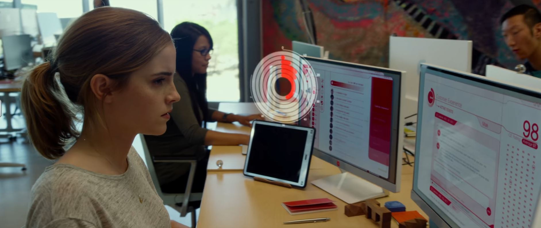 A közösségi média sötét oldaláról szól Tom Hanks és Emma Watson thrillerje