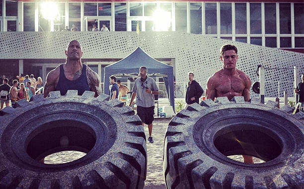 Zac Efron és Dwayne Johnson összemérte erejét Zac Efron és Dwayne Johnson összemérte erejét