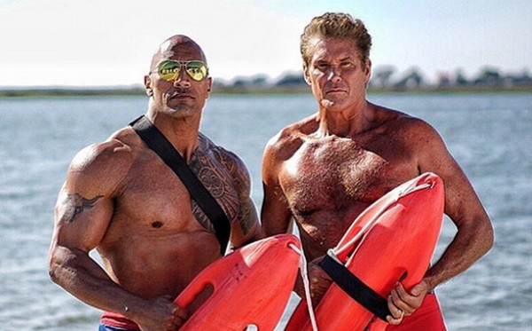 Hasselhoff és A Szikla együtt pózol a Baywatch forgatásán
