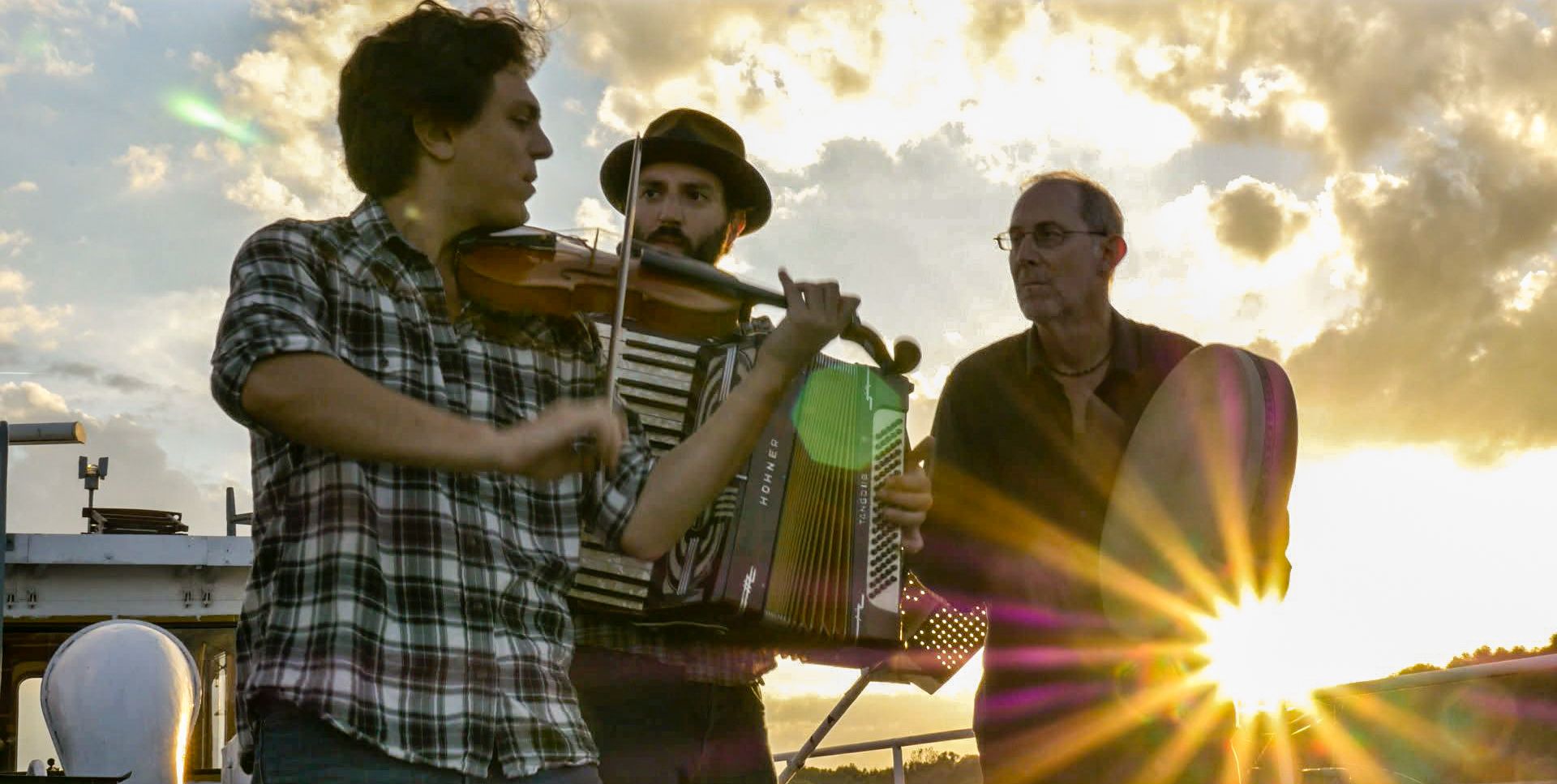 Különdíj a SOUL EXODUS-ért, közönségdíj az 1945-ért Különdíj a SOUL EXODUS-ért, közönségdíj az 1945-ért