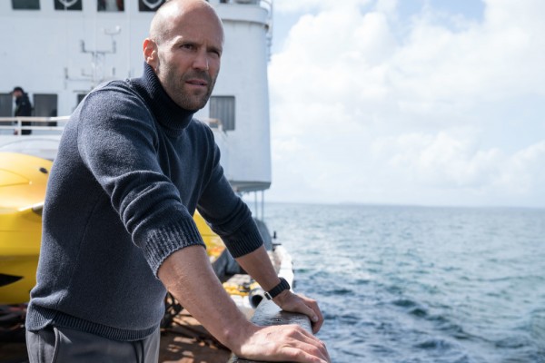 Jason Statham cápákkal úszott Jason Statham cápákkal úszott