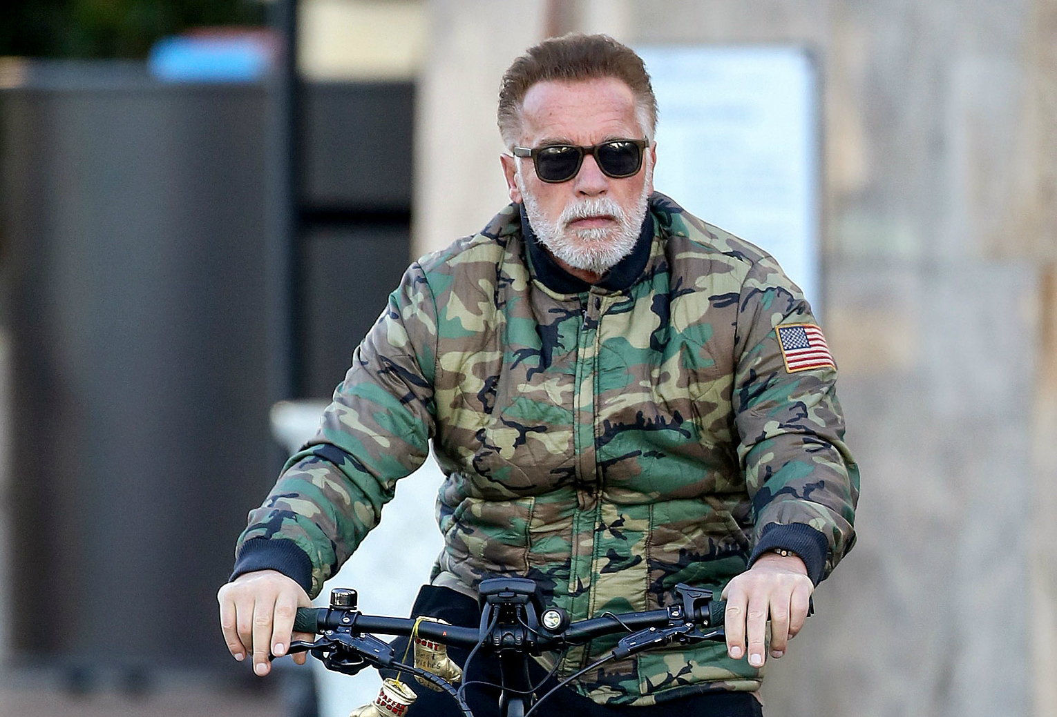 Schwarzeneggernél senki sem tud menőbben bringázni