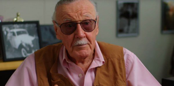 Stane Lee a 70-es években a Mavel szerint vs. a valóság! (fotó) Stane Lee a 70-es években a Mavel szerint vs. a valóság! (fotó)