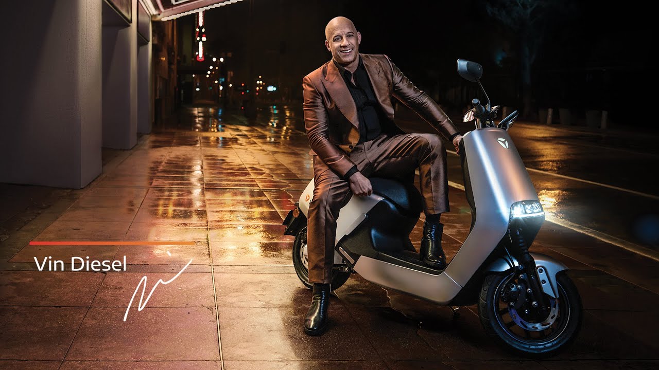 Vin Diesel éneklős, elektromos robogós reklámját láttad-e már? (videó)