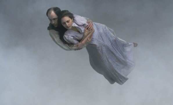 Egy film a létezésről... A svéd kultrendező új alkotása már a mozikban (Történetek a végtelenségről)