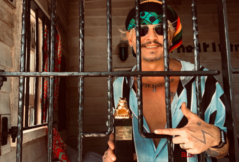Johnny Depp rácsok mögött pózol