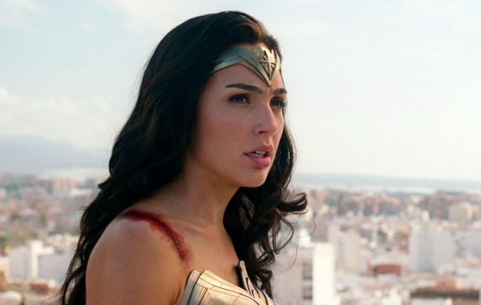 Gal Gadot levágott egy darabot az ujjából, volt is pánik!
