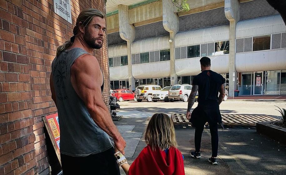 Beindult a trollhadsereg Chris Hemsworth Instagramján (fotó)