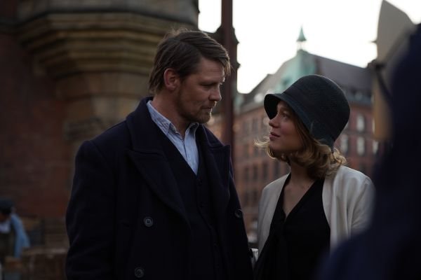 Erről a világsztárokkal készült magyar filmről sokat fogunk még hallani, itt A feleségem története előzetese