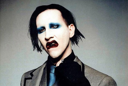 Horogkeresztes késsel vagdosta újabb áldozatát Marilyn Manson
