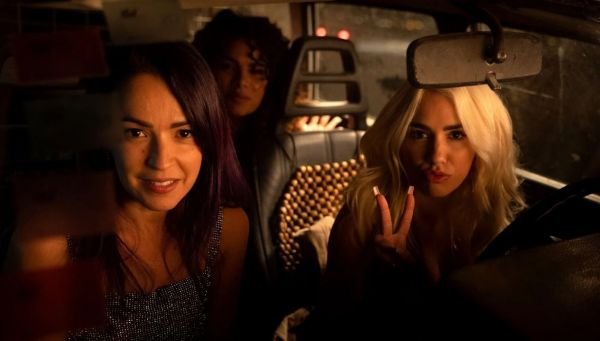 Bosszúszomjas prostituáltak A nagy pénzrablás alkotóinak új Netflixes sorozatában (Túl a vörös kanapén előzetes)