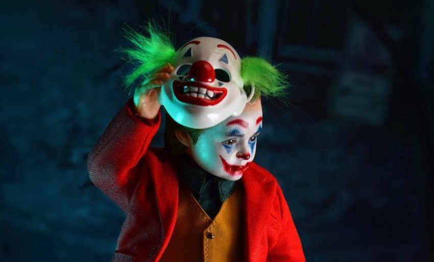 A jóízlés határain túl: A Joaquin Phoenixes új Joker babák horrorfilmbe is beillenének (galéria)