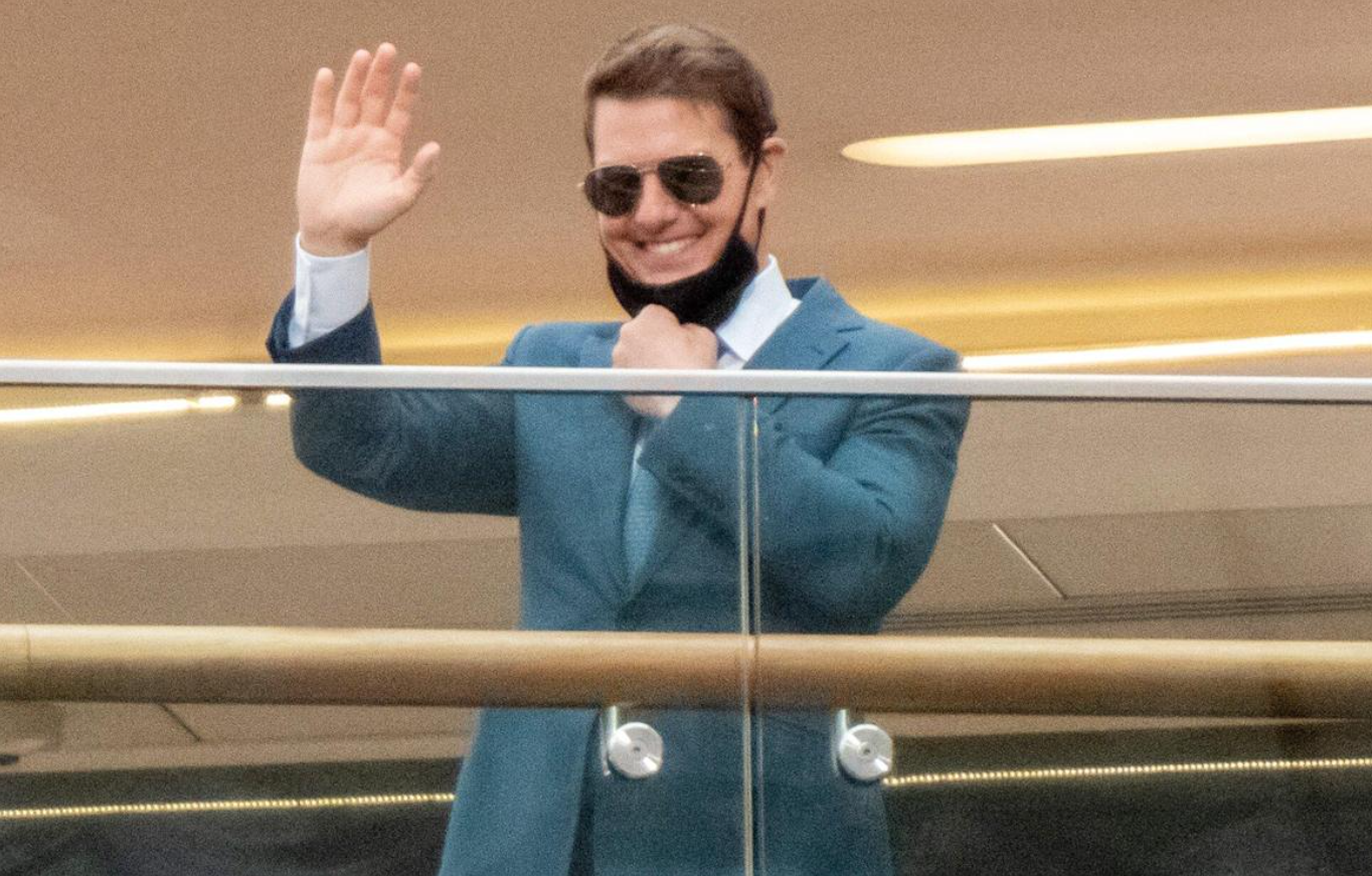 Tom Cruise helikopterrel landolt egy brit család kertjében Tom Cruise helikopterrel landolt egy brit család kertjében