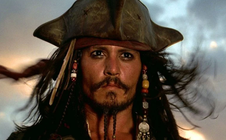 VIDEÓ: Johnny Depp cukiskodott egy sort, és újra Jack Sparrow szerepébe bújt