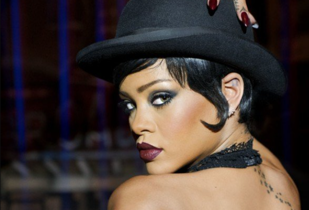 Rihanna (szinte) meztelenül hirdeti új fehérnemű márkáját (videó)