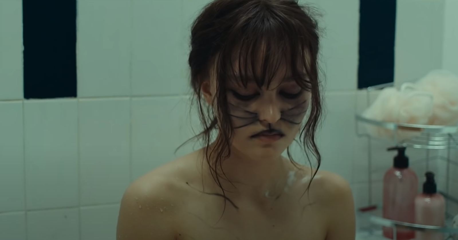 Johnny Depp félmeztelen lánya az év legfurcsább előzetesében