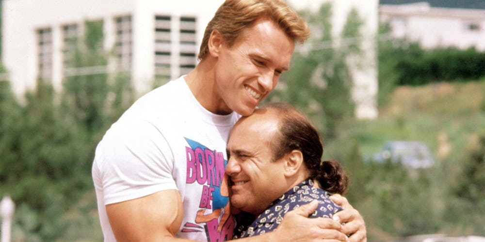 VIDEÓ: Így viccelte meg Arnold Schwarzenegger Danny DeVitót az Ikrek 2 forgatásán VIDEÓ: Így viccelte meg Arnold Schwarzenegger Danny DeVitót az Ikrek 2 forgatásán