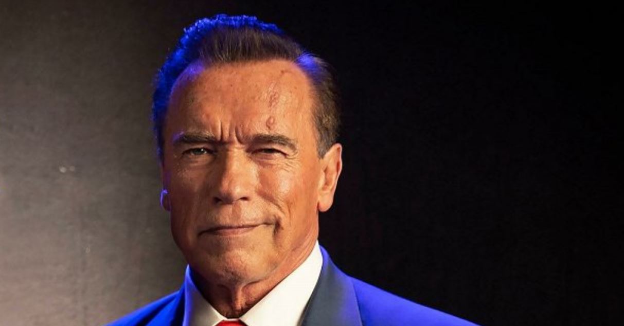 Arnold Schwarzenegger 25 (!) apró házat vett a hajléktalan veteránoknak (videó)