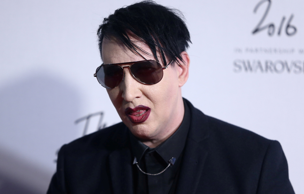 Baltával kergette Marilyn Manson a Trónok harca sztárját Baltával kergette Marilyn Manson a Trónok harca sztárját