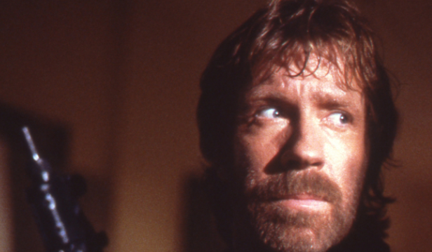 Nem találod ki, kinek címezte Chuck Norris az újévi videóüzenetét (és azt sem, hogy mennyibe került!) 