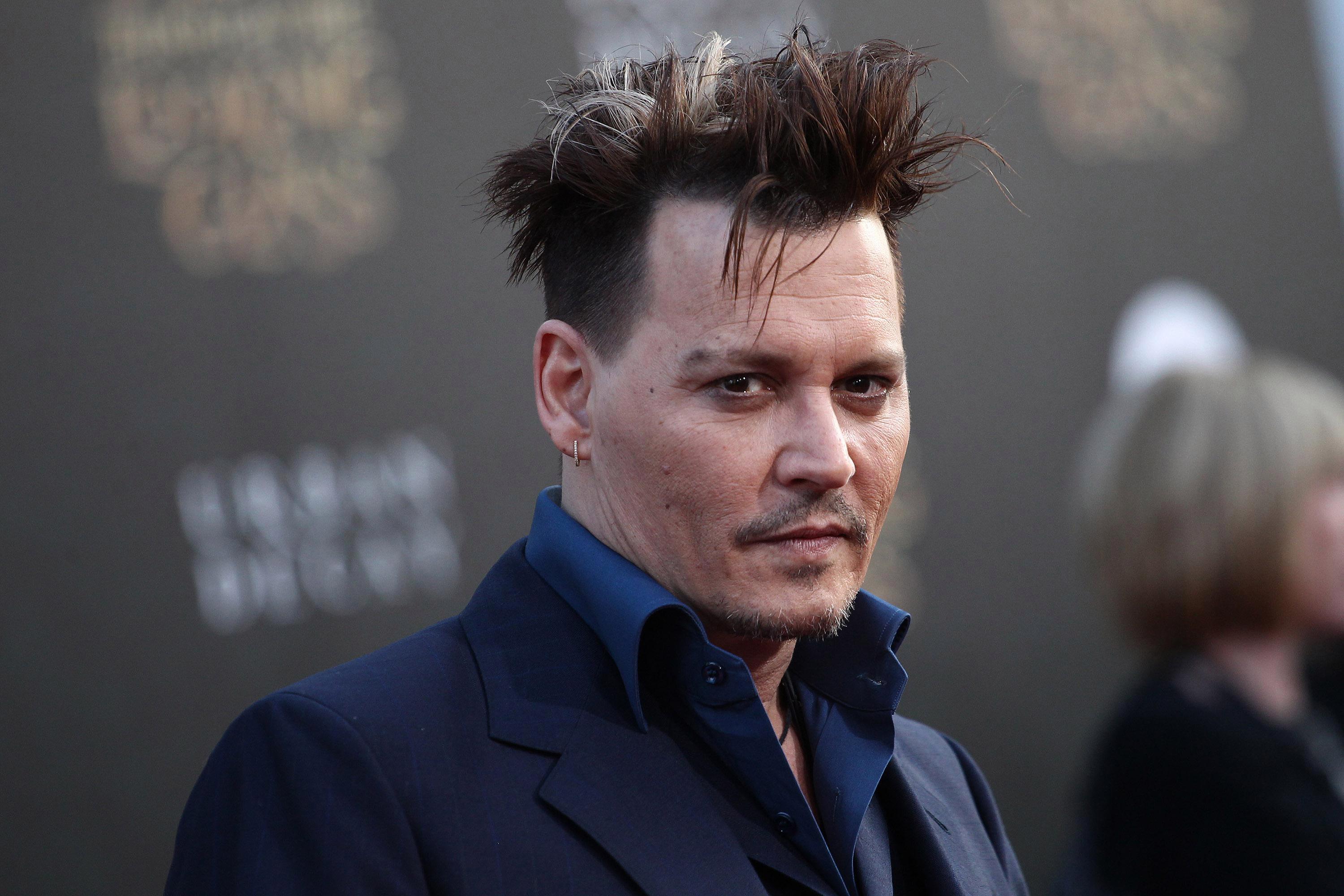 Johnny Depp egy halom pénzt adományozott kollégája lányának Johnny Depp egy halom pénzt adományozott kollégája lányának