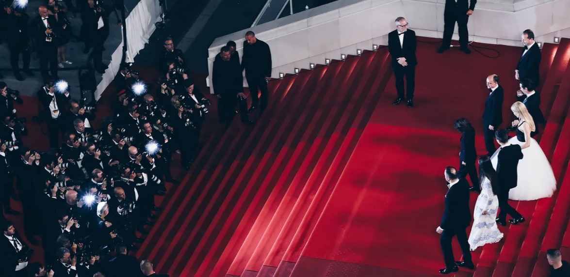 Topless, sikoltozó tüntetőt vezettek el a cannes-i filmfesztivál vörös szőnyegéről (videó)