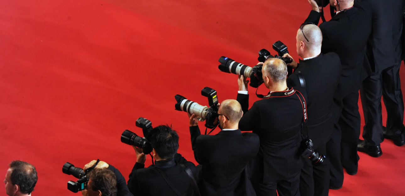 Tiltakozás, füstbombák és 129 meggyilkolt nő neve Cannes vörös szőnyegén