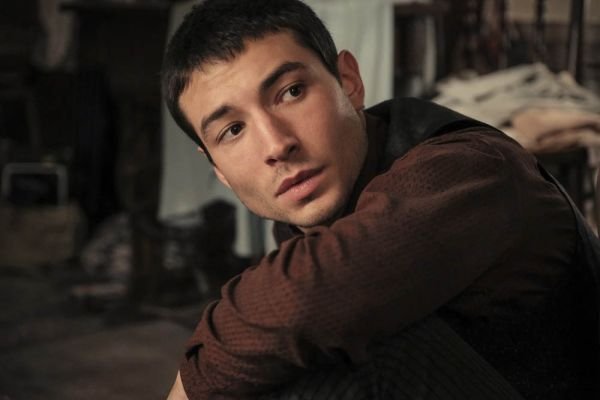 Három kiskorú egy őrizetlen fegyverekkel teli farmon: Ezra Millernek teljesen elment az esze? Három kiskorú egy őrizetlen fegyverekkel teli farmon: Ezra Millernek teljesen elment az esze?