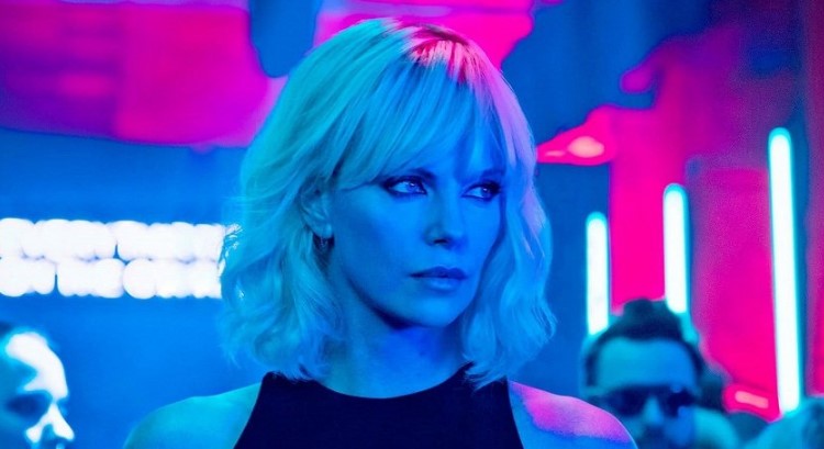 Charlize Theron tanúja volt apja meggyilkolásának: 10 híresség, akik traumatikus eseményeket éltek át