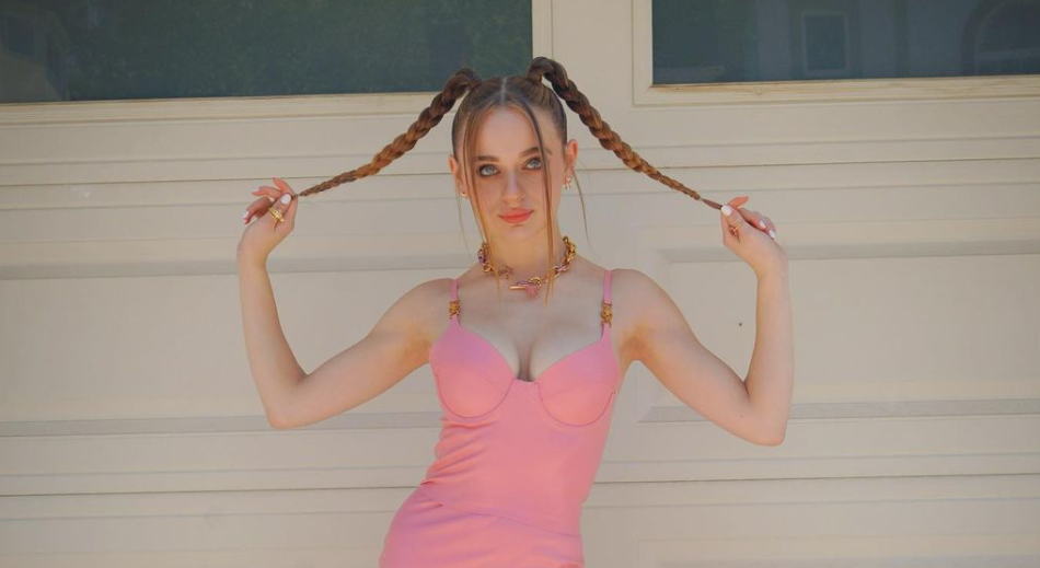 Rá sem ismerni a pink latex miniruhás Joey Kingre A gyilkos járat promóciós körútján (kép) Rá sem ismerni a pink latex miniruhás Joey Kingre A gyilkos járat promóciós körútján (kép)