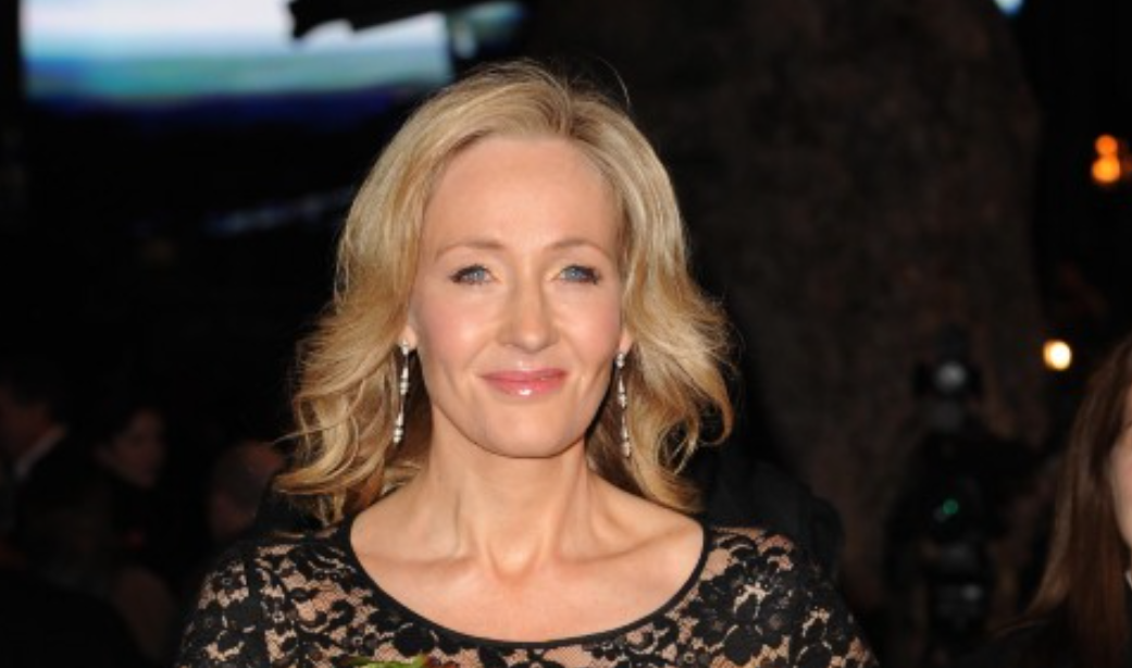 J.K. Rowling szócsatába keveredett a genderkérdés kapcsán a Csokoládé szerzőjével