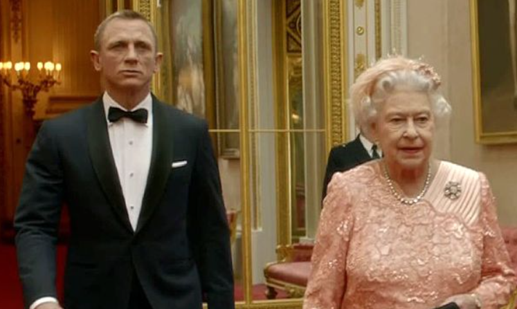 Így tisztelgett Daniel Craig II. Erzsébet királynő emléke előtt