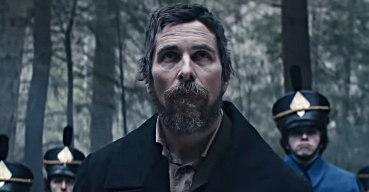 Netflix: Christian Bale egy gyilkos után nyomoz Edgar Allan Poe-val, itt a Halványkék szemek előzetese