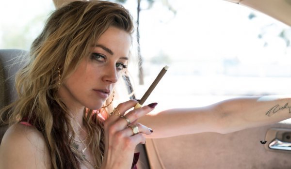 Holnaptól a Netflixen: Amber Heard megosztó filmjéről mindenkinek van véleménye (A kemény srácok)