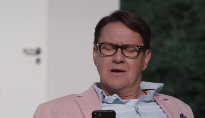 Rászakadt a valóság Hajdú Steve-re egy parkolóban Rászakadt a valóság Hajdú Steve-re egy parkolóban