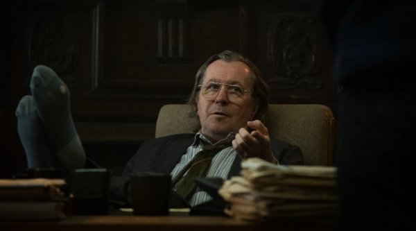 Anti-James Bond lett Gary Oldmanből, itt az Utolsó befutók előzetese Anti-James Bond lett Gary Oldmanből, itt az Utolsó befutók előzetese