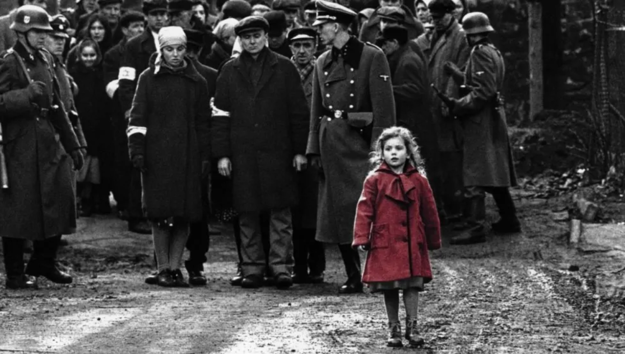 A Schindler listája piros ruhás kislánya a lengyel-ukrán határon segíti a menekülteket (fotó)