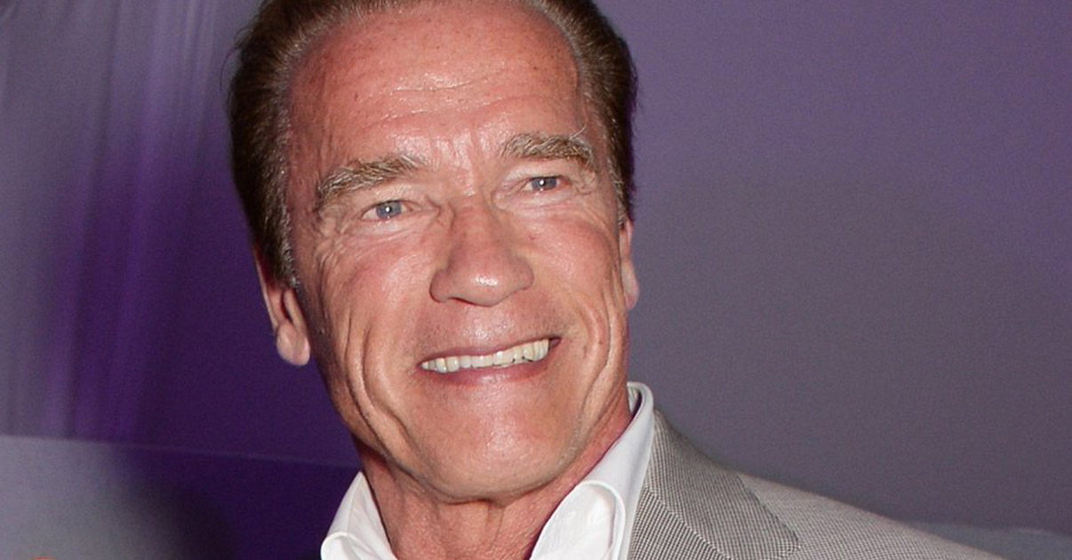 Videón, ahogy Arnold Schwarzenegger kátyúzik az utcán Videón, ahogy Arnold Schwarzenegger kátyúzik az utcán