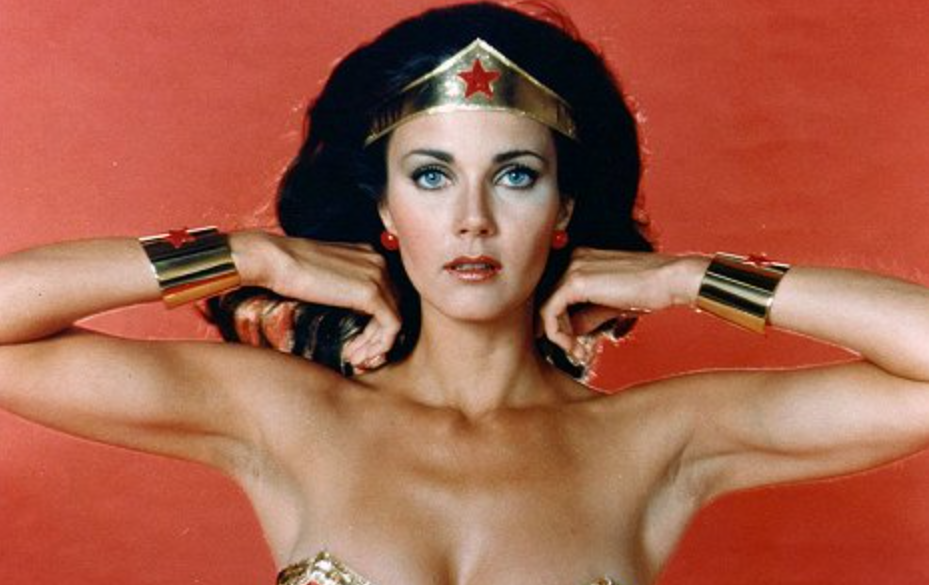 71 évesen állt modellt fürdőruhában a Wonder Woman színésznője, Lynda Carter (fotó) 71 évesen állt modellt fürdőruhában a Wonder Woman színésznője, Lynda Carter (fotó)