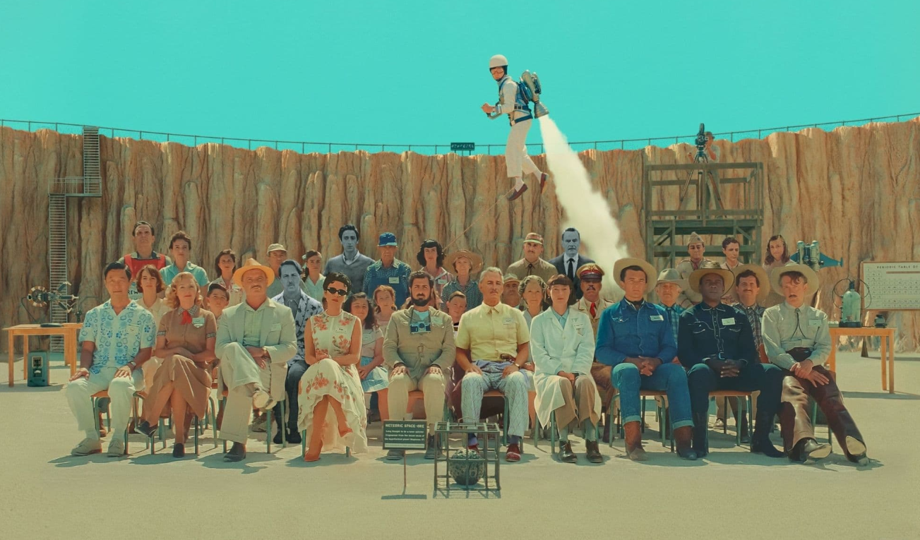 Játssz és NYERJ páros mozijegyet Wes Anderson új filmjére, az Asteroid City-re!