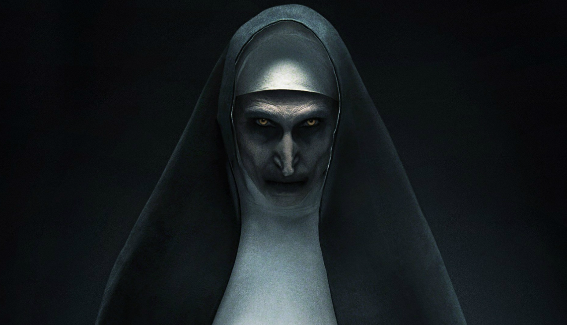 Botrány a horrorfilm körül: A démoni apácát alakító színésznő beperelte a Warnert