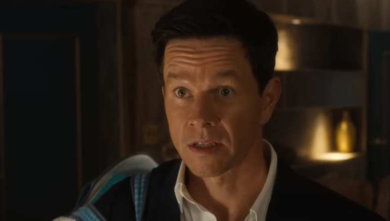 Családi kiruccanás előzetes: Mark Wahlberg pelenkát cserél és bérgyilkosokkal harcol az új filmjében