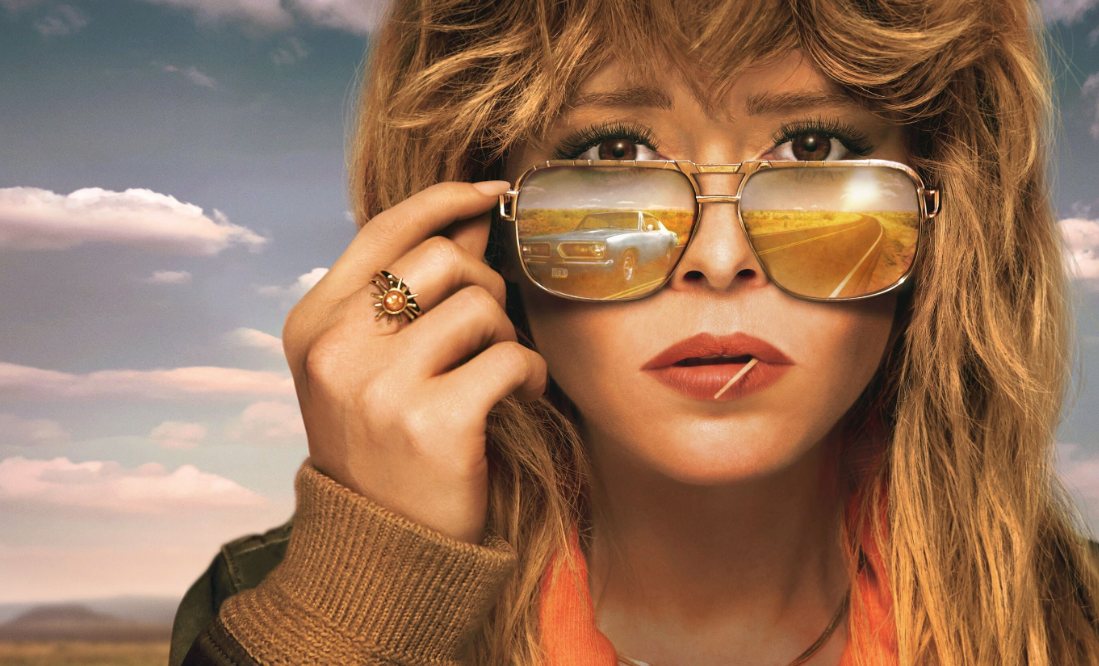 A Tőrbe ejtve 2 után: Rian Johnson nyomozós sorozattal jön, itt a Poker Face előzetese