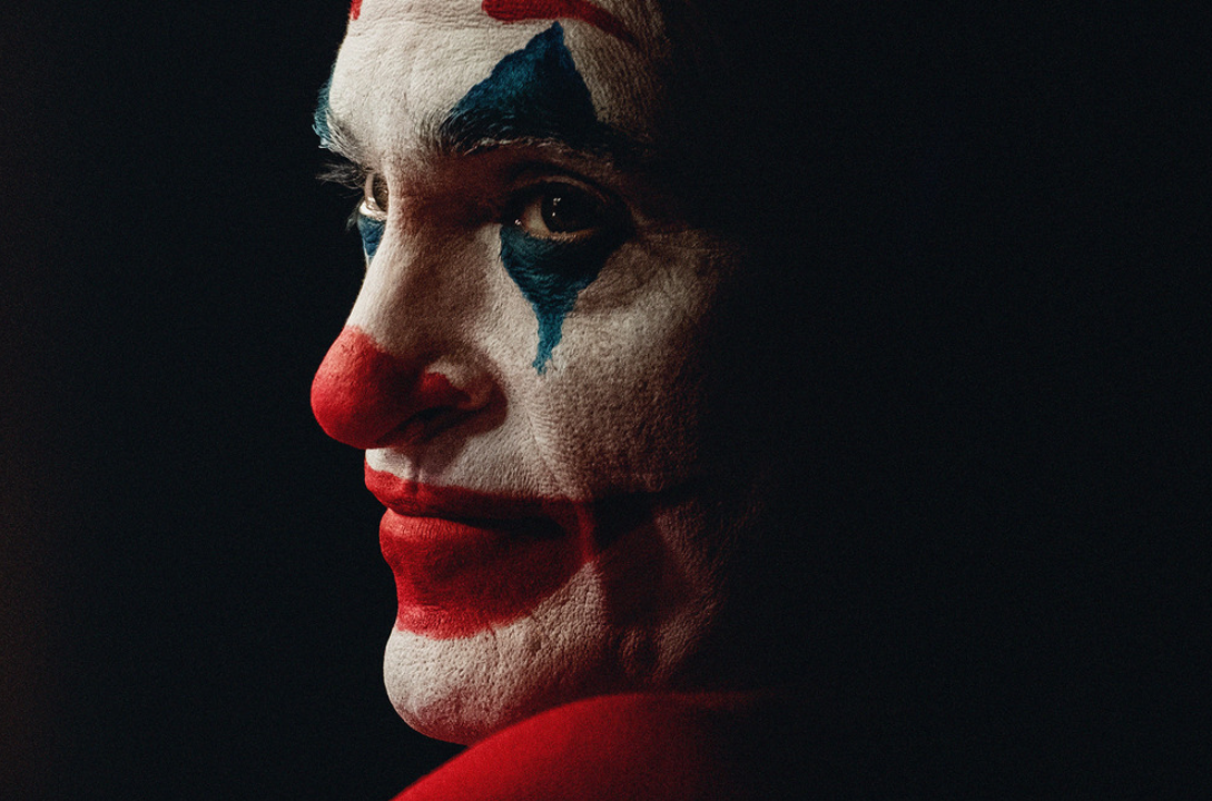 Joaquin Phoenix egy dedikált Joker posztert adományozott egy gázai civilek támogatását célzó aukcióra