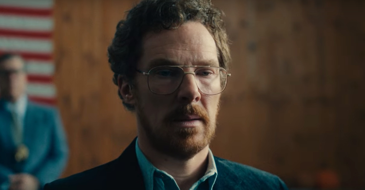 Már májusban a Netflixen: Magyar feliratos előzetest kapott Benedict Cumberbatch új krimi thriller sorozata, az Eric