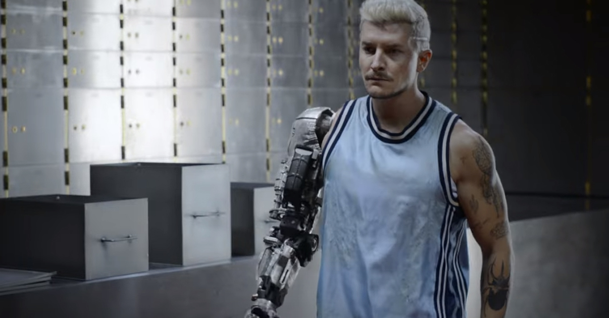 Már májusban a Netflixen: Előzetest kapott a disztópikus cyberpunk thriller, a Képességeink határa