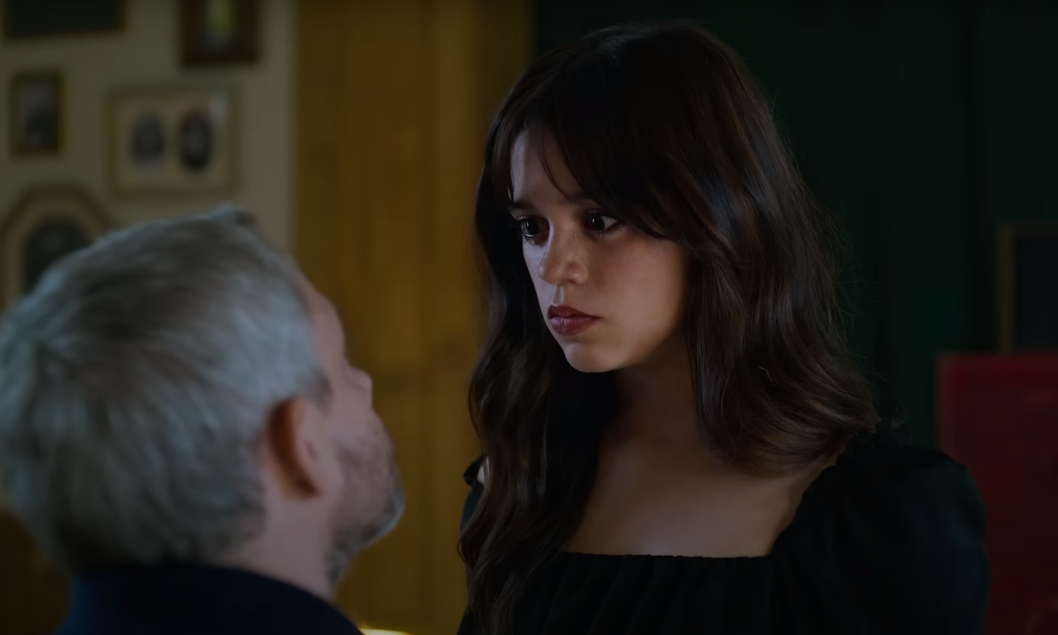 Napokon belül nézheted: A Wednesday sztárja tiltott románcba keveredik a tanárával ebben a thrillerben, már januárban hozzánk is megérkezik a Csábító leckék